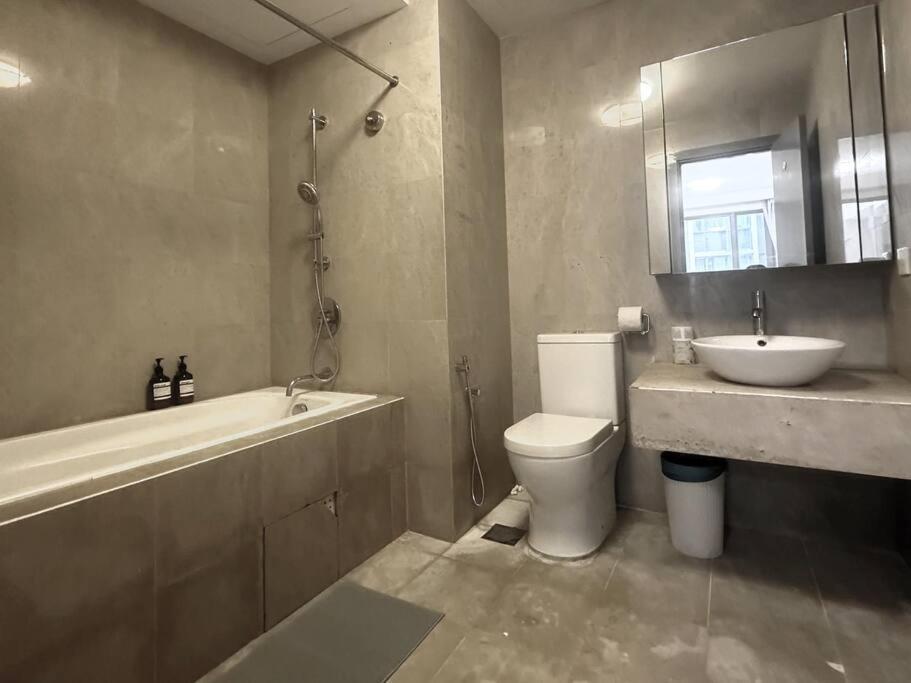 Bukit Bintang Fam Suite, 1min To Pavilion, 6-7 Pax, 2b2r *